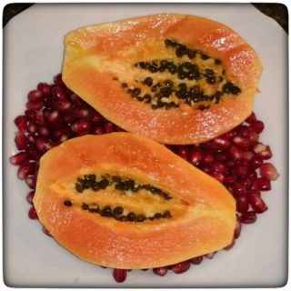 Gesundes Frühstück: Papaya (incl. Kernen) & Granatapfel und was ich im allgemeinen gerne morgens zu mir nehme!