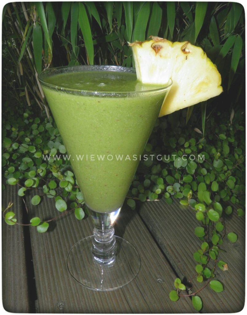 Brennnessel-Ananas-Detox-Smoothie-Entgiftung-am-morgen