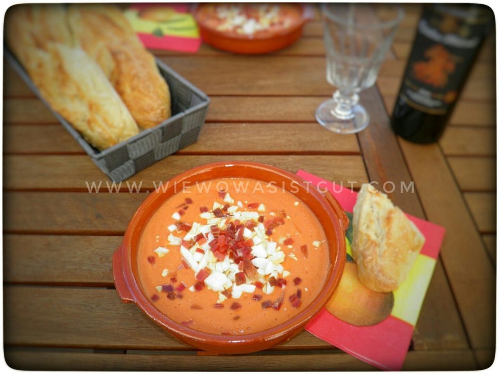Salmorejo andaluz - kalte andalusische Tomatensuppe Salmorejo andaluz - kalte andalusische Tomatensuppe