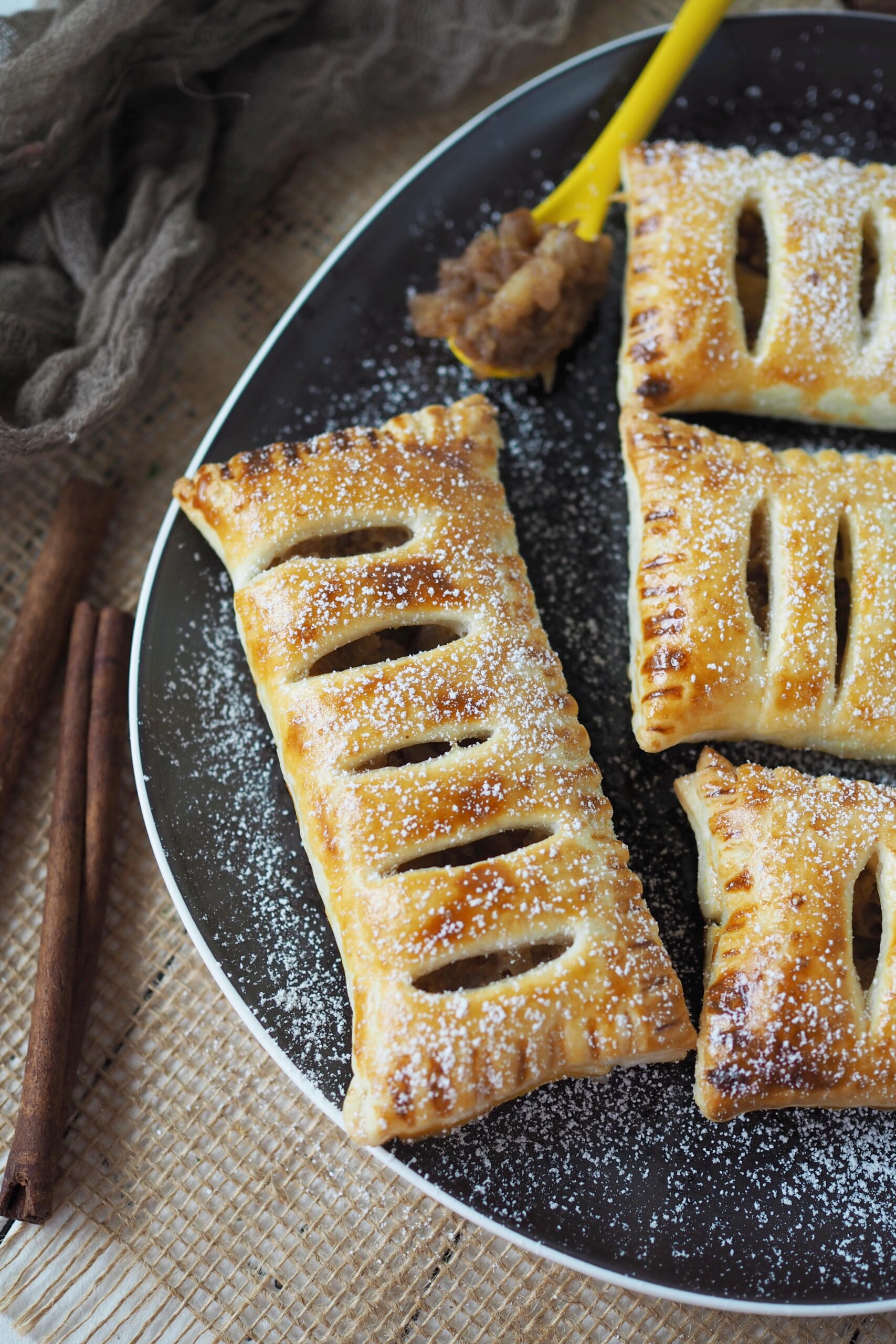 Einfache Apfeltaschen im Blätterteig