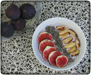 Feigen-Smoothie-Bowl-mit-Nüssen-und-Chia