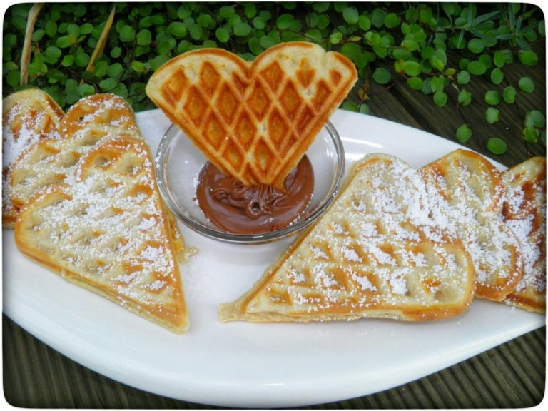 Dinkel-Buttermilchwaffeln aus dem Thermomix mit Puderzucker und Nutella ...