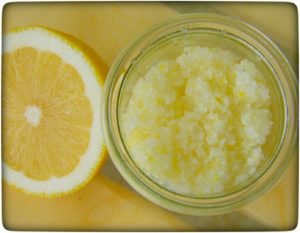 DIY Erfrischendes Zitronen-Peeling gegen Cellulite