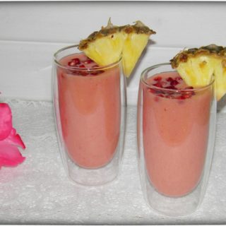 Smoothie-in-pink–Granatapfel-trifft-Ananas