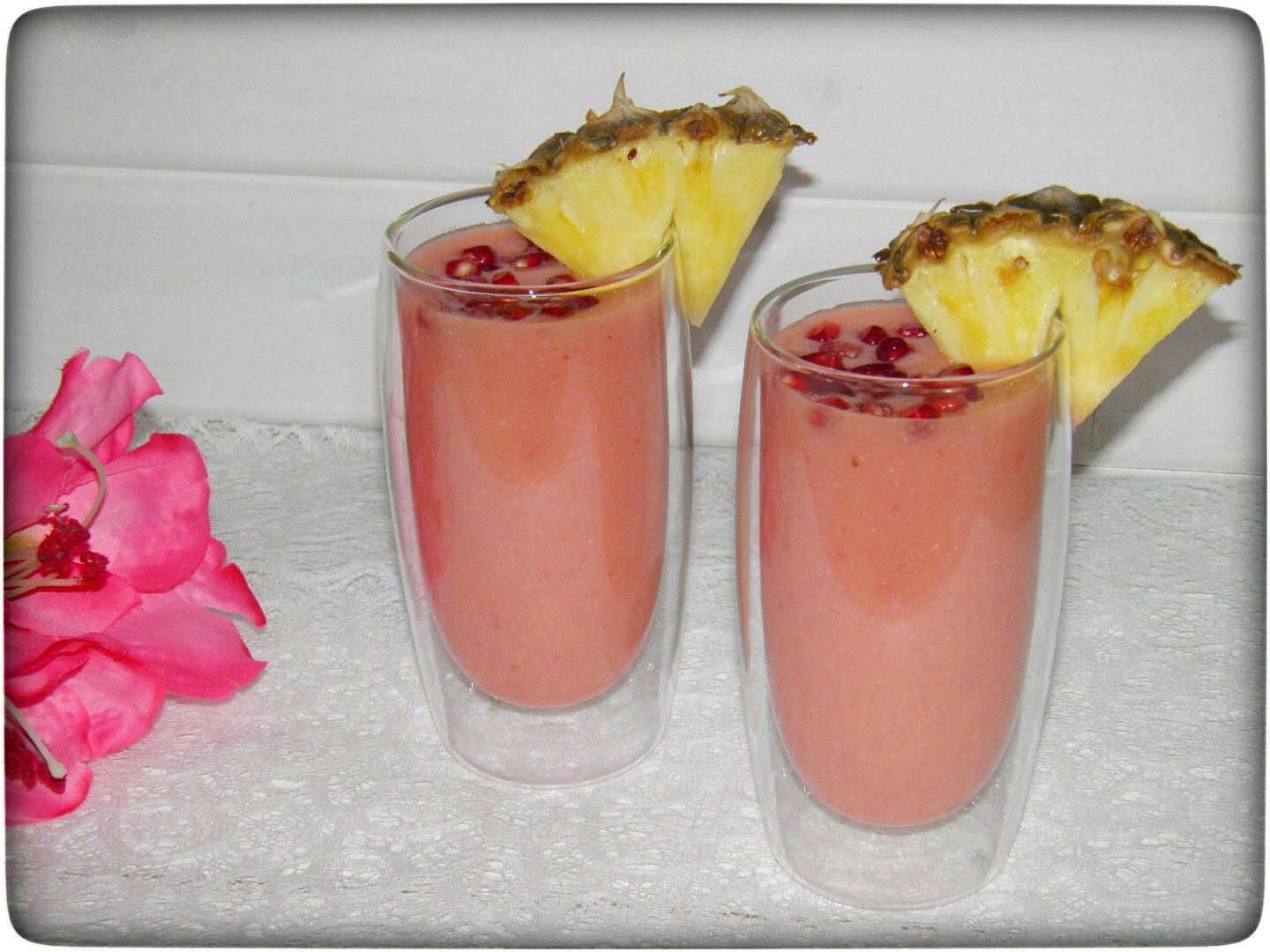 Smoothie Cocktail in pink – Granatapfel trifft Ananas