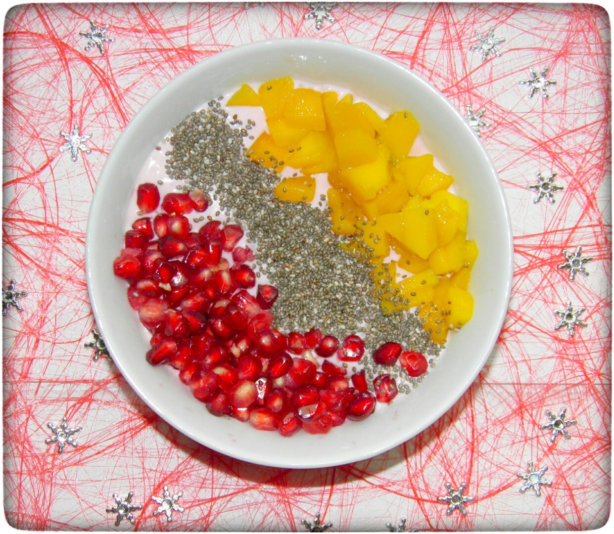 Kokos-Beeren Smoothie Bowl mit Chia, Mango & Granatapfel