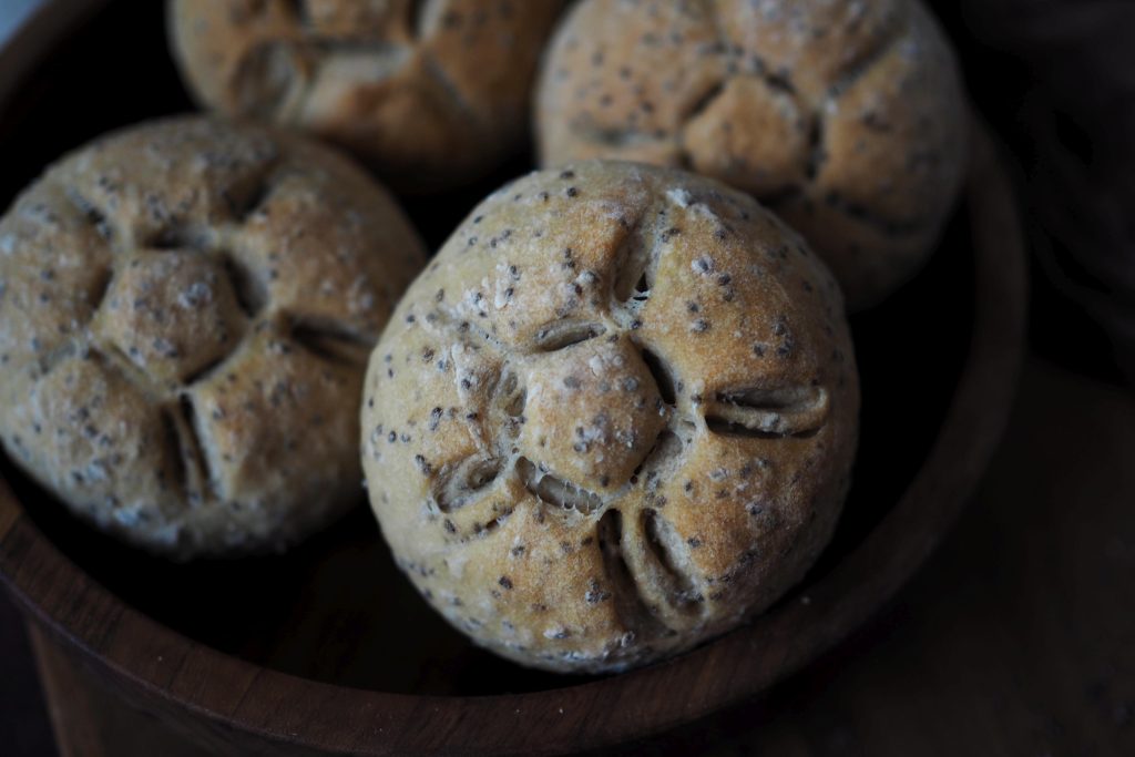 Chia-Broetchen-frühstück-dinkelbroetchen