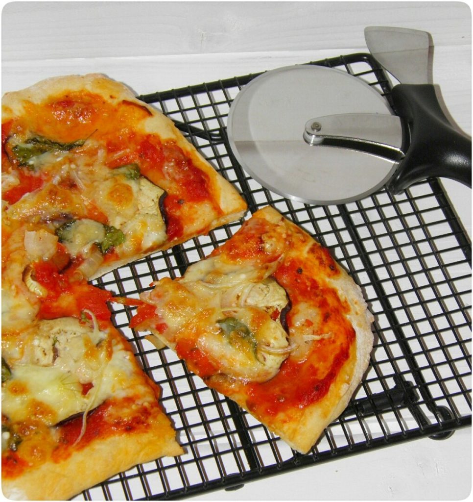 Pizza-auf-dem-Zauberstein-mit-neu-entwickeltem-Pizzateig-Thermomix-Pampered-Chef