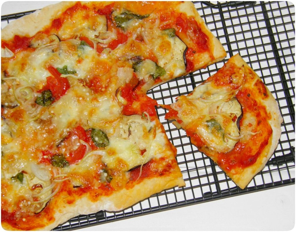 Pizza-auf-dem-Zauberstein-mit-neu-entwickeltem-Pizzateig-Thermomix