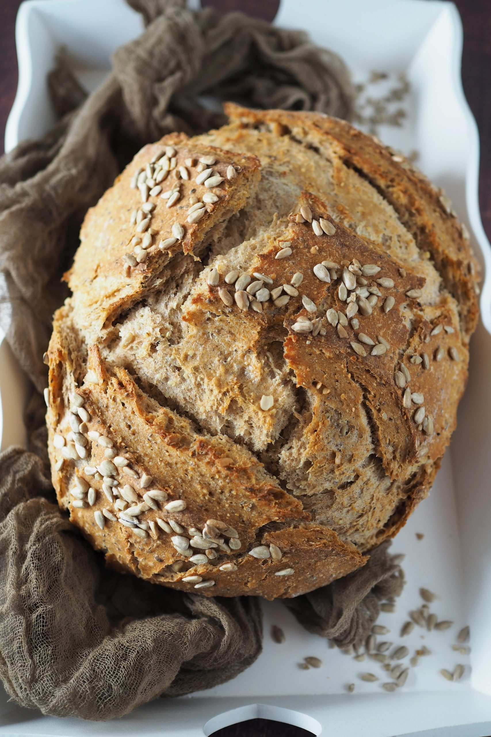 Vollkorn-Buttermilchbrot mit Sonnenblumenkernen & Chia