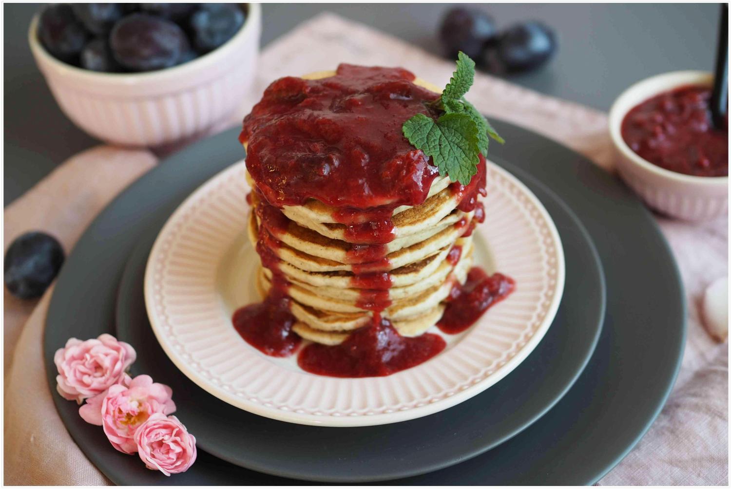 Vegane Bananen-Pancakes mit Obstkompott