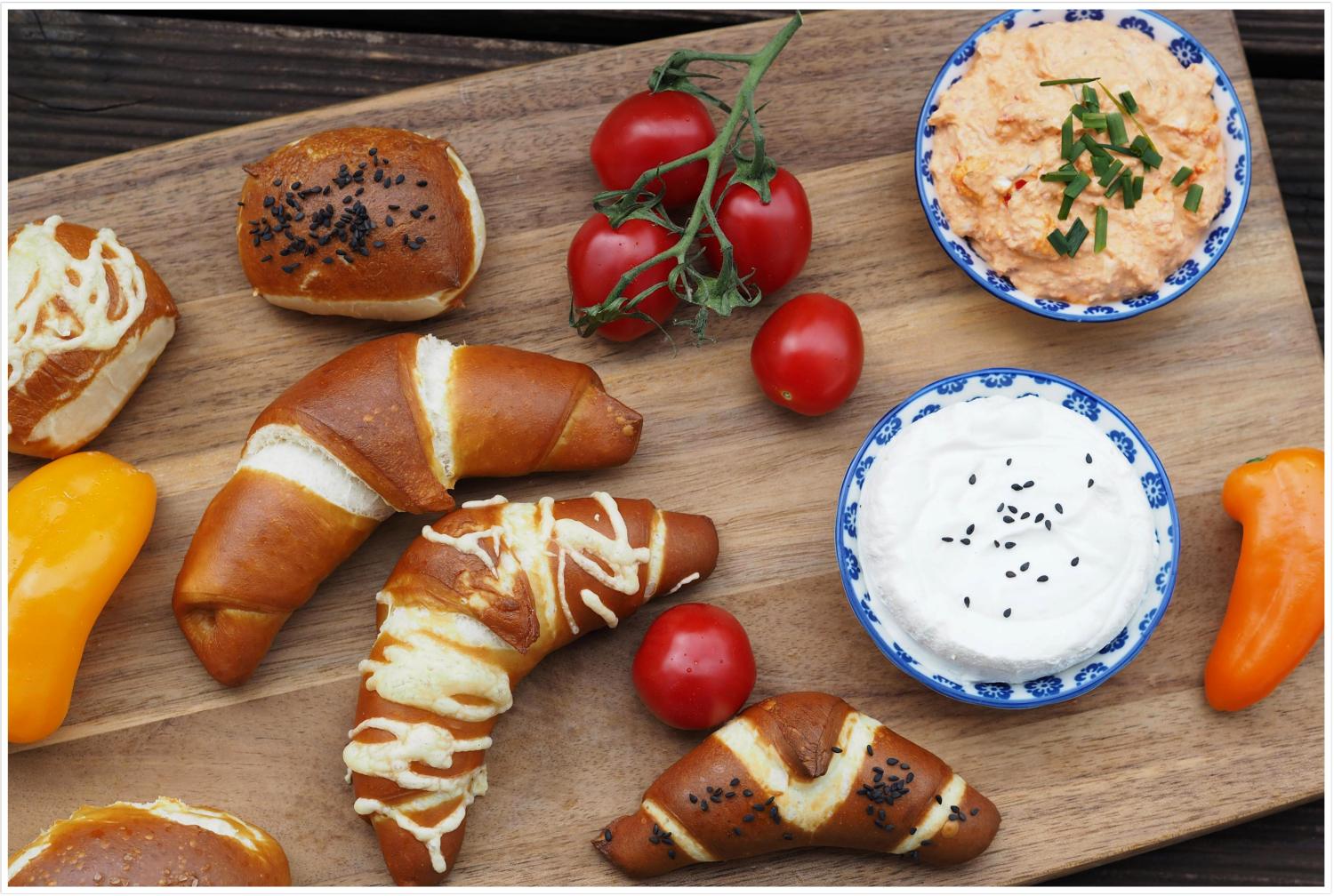 Brotzeit: Selbstgemachter Frischkäse & Laugen-Hörnchen - Wiewowasistgut