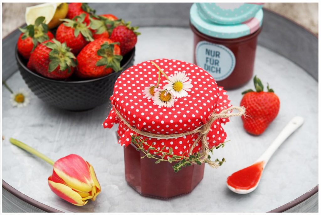 erdbeermarmelade-mit-zitrusfruechten-zitronen-thymian-erdbeeren-marmelade 