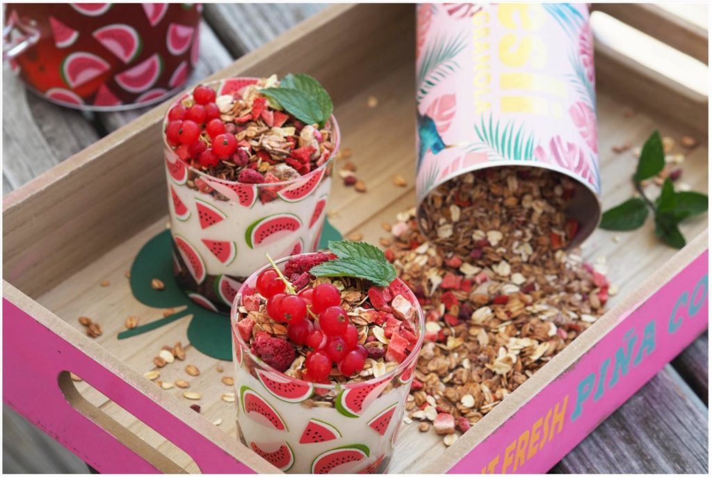 eisgekuehltes-fruehstueck-maracuja-chia-pudding-mit-fruchtjoghurt-und-mueslitopping eisgekuehltes-fruehstueck-maracuja-chia-pudding-mit-fruchtjoghurt-und-mueslitopping