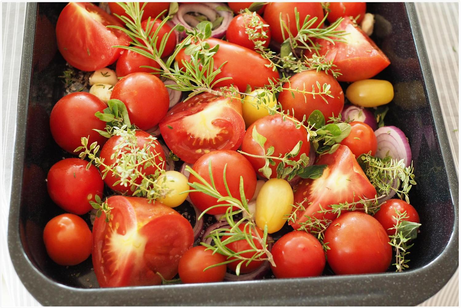 Tomatensoße aus dem Backofen mit Tomaten &amp; Kräutern aus dem Garten ...