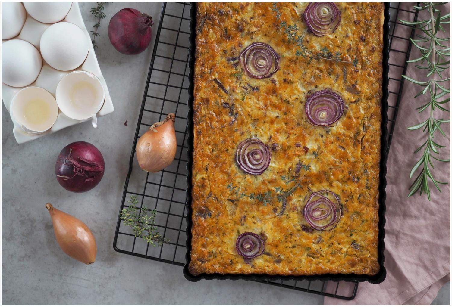 Knusprige Zwiebel-Tarte mit aromatischen Garten-Kräutern - Wiewowasistgut