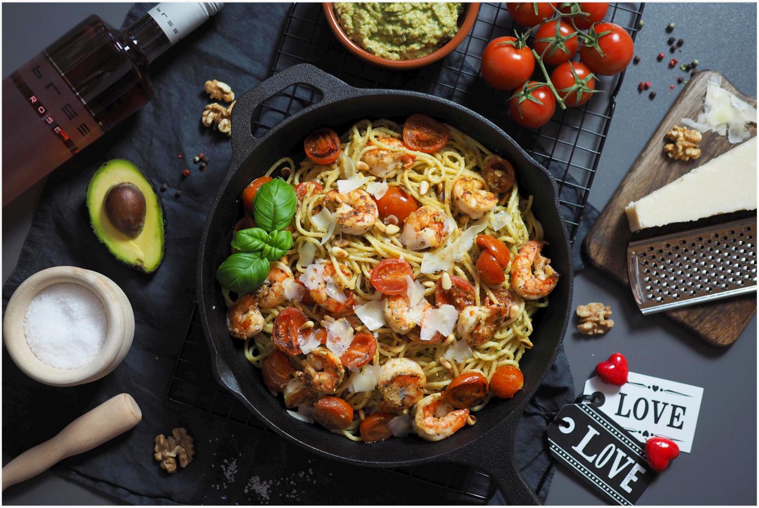 20-Minuten Pasta Primavera mit Avocado-Walnuss Pesto - Wiewowasistgut