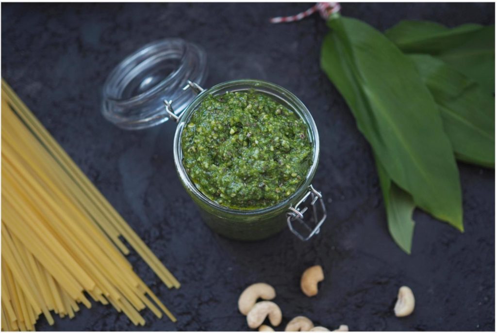cashew-pesto-mit-kraeutern-und-rucola-vegan-bärlauch-basilikum cashew-pesto-mit-kraeutern-und-rucola-vegan-bärlauch-basilikum