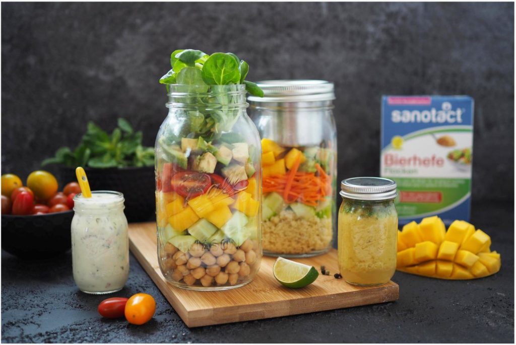 salat-to-go-kichererbsen-mango-fruehlingssalat-mit-2-verschiedenen-dressings-sanotact salat-to-go-kichererbsen-mango-fruehlingssalat-mit-2-verschiedenen-dressings-sanotact