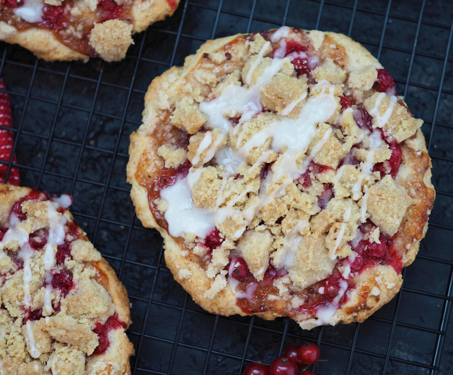 Blitzschnelle Johannisbeer-Streuseltaler mit Limetten-Zuckerguss ...