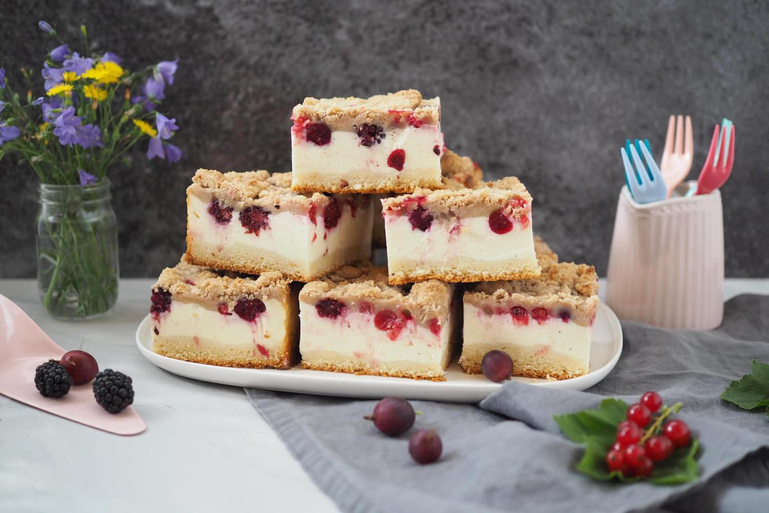 Käsekuchen mit Beeren aus dem Garten & Zimtstreuseln ...