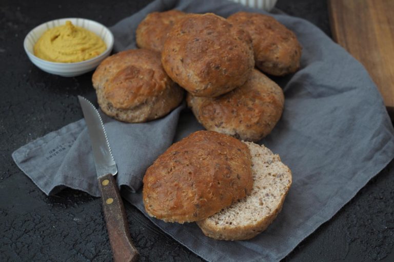 Fluffig, knusprige Eiweiß-Vollkornbrötchen: gesund &amp; proteinreich ...