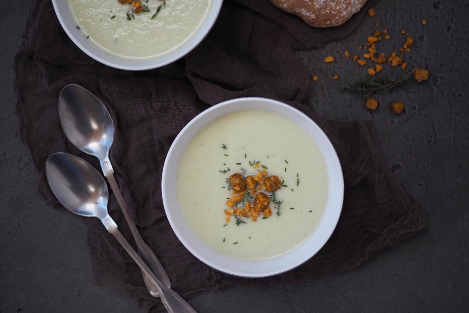 Blumenkohl–Knoblauch Süppchen mit Croutons und Zitronen-Thymian