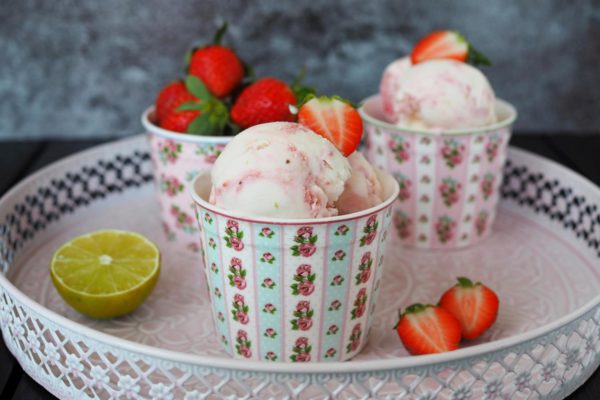 Erfrischendes Joghurt-Limetteneis mit Erdbeerswirl - Wiewowasistgut