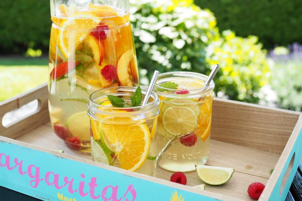 Den Sommer genießen: Weiße Sangria - Wiewowasistgut