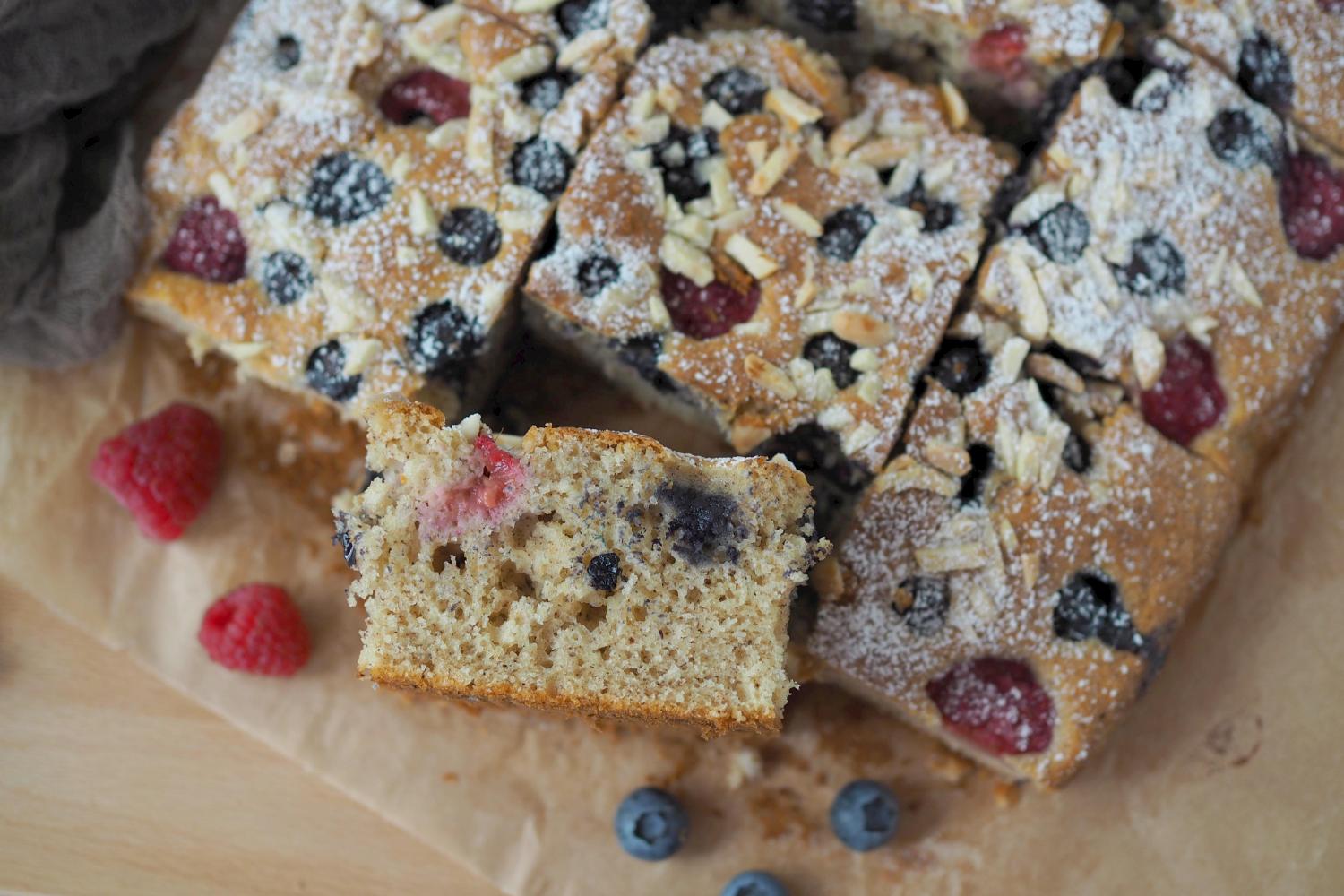 Blitzschneller Beeren-Nusskuchen mit Tonkabohne