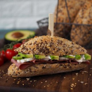 pastrami-sandwich-mediterraner-style-mit-selbstgemachten-vollkorn-baguettes