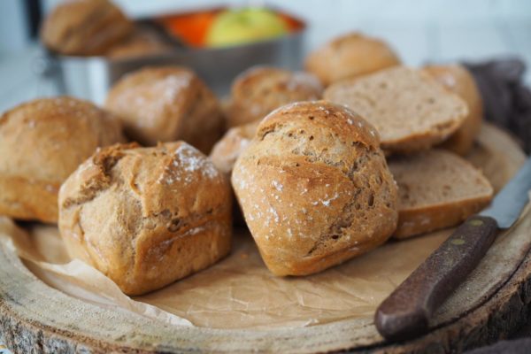 Mini-Kräuterbrötchen (z.B. Bärlauch, Thymian, Petersilie) - Wiewowasistgut