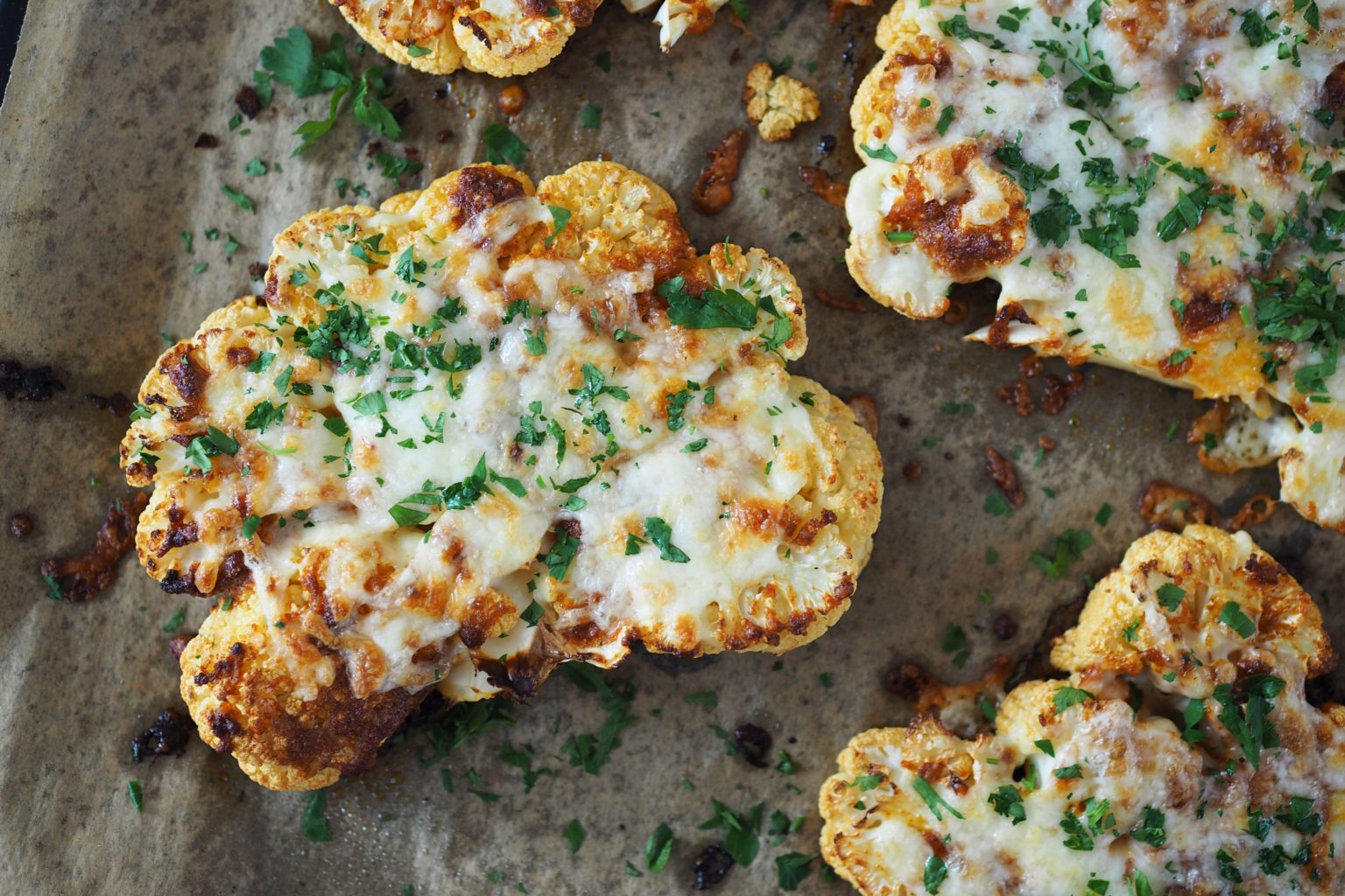 Knusprige Blumenkohlschnitzel mit Käse (low-carb) - Wiewowasistgut