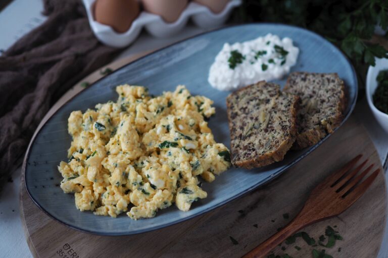 Protein-Frühstück: Rührei mit Hüttenkäse - Wiewowasistgut