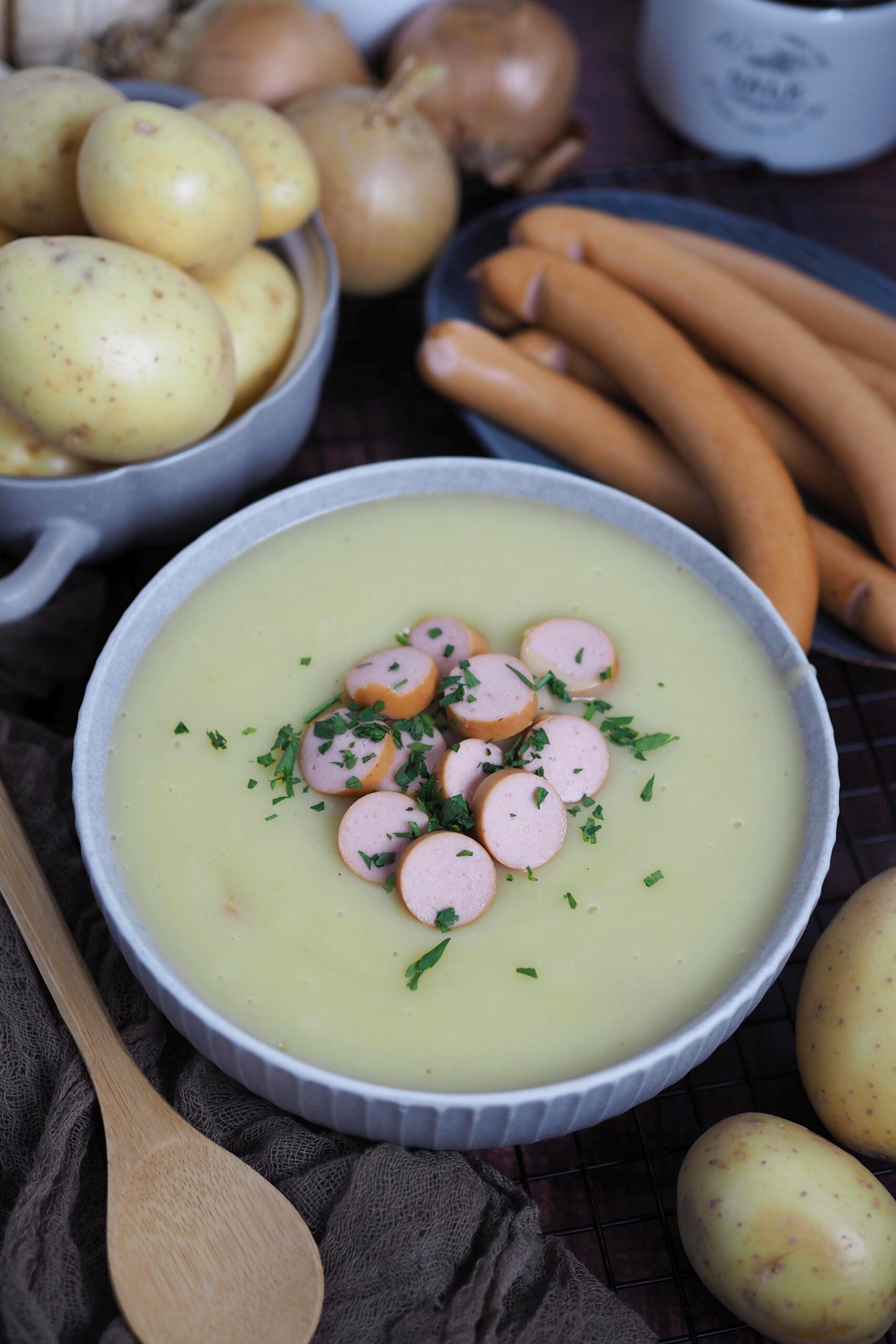 Einfache Kartoffelsuppe mit Würstchen wie von Oma