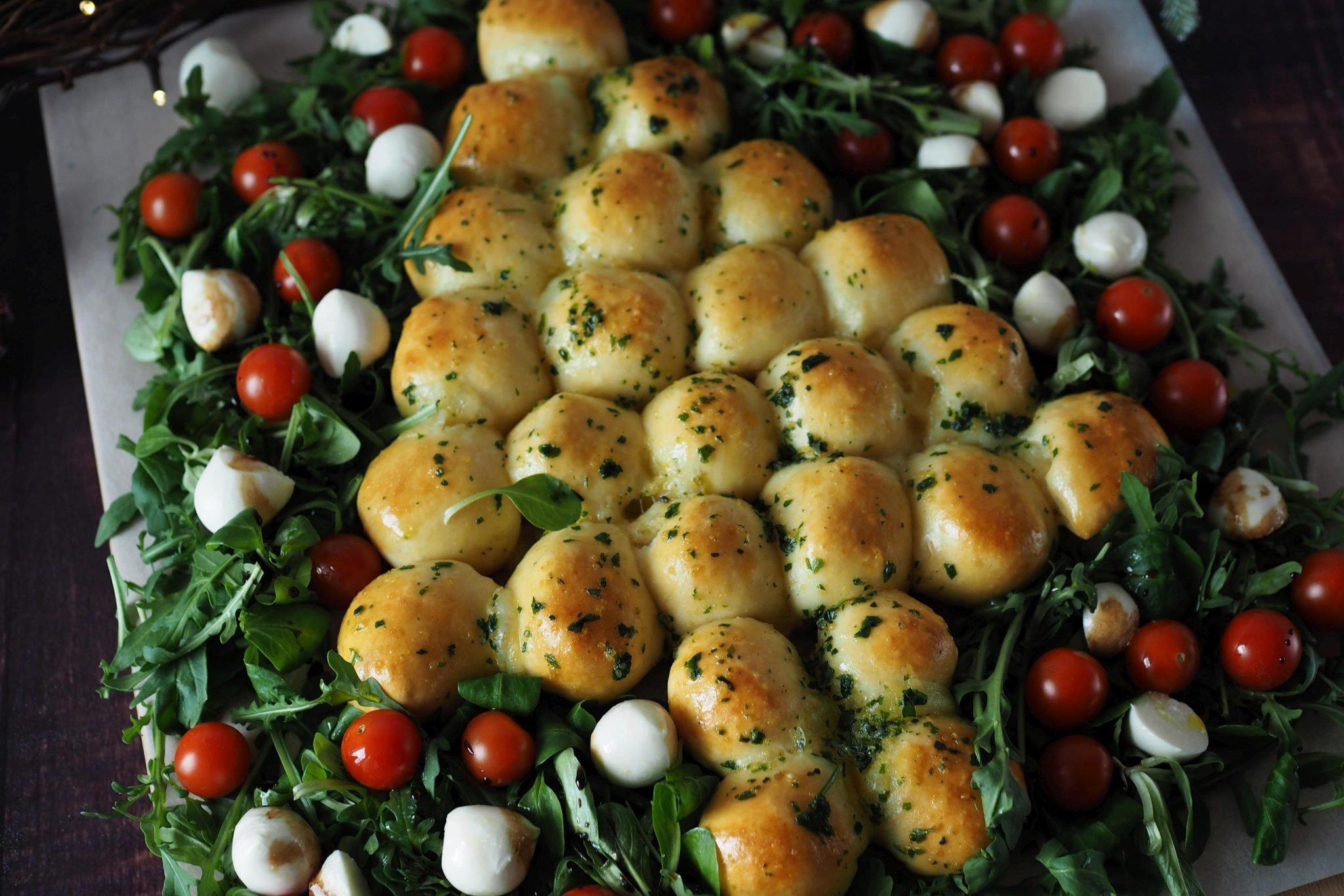 Weihnachtliche Vorspeise BrötchenTannenbaum im Salatbett Wiewowasistgut