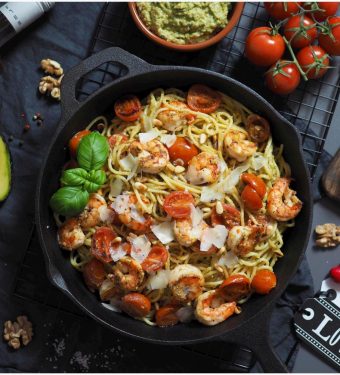 20-minuten-pasta-primavera-mit-avocado-walnuss-pesto-und-garnelen-bree