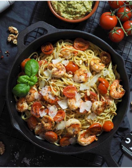 20-minuten-pasta-primavera-mit-avocado-walnuss-pesto-und-garnelen-bree