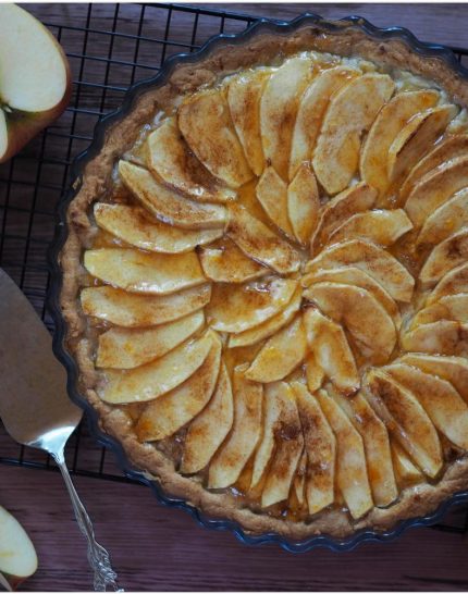 glasierter-apfelkuchen-mit-pudding-und-aprikosen-konfituere