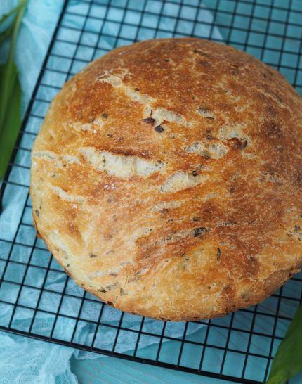 baerlauchbrot-mit-wenig-hefe-uebernachtgare-brot-baerlauch