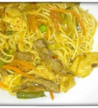 Bami Goreng - Chinesische Nudeln mit Garnelen, Rindfleisch und Hühnchen