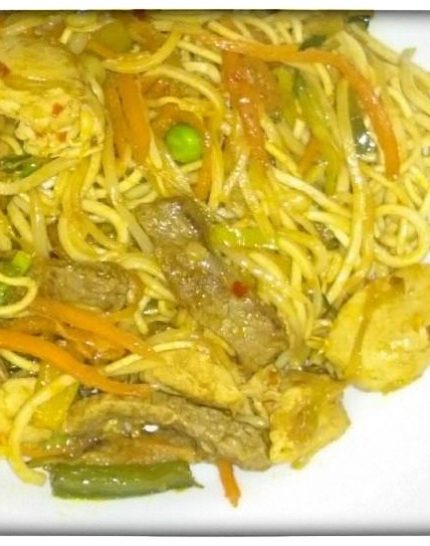 Bami Goreng - Chinesische Nudeln mit Garnelen, Rindfleisch und Hühnchen