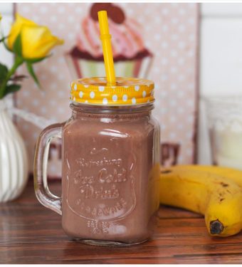 schoko-bananen-milchshake-selbstgemachtem-kakaopulver-fruehstueck