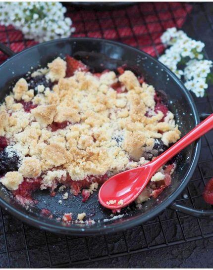 fruchtiger-beeren-crumble-mit-zimt-streuseln