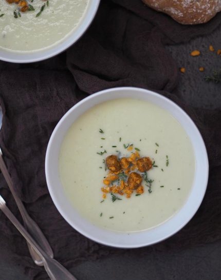 blumenkohl-knoblauch-sueppchen-mit-croutons-und-zitronen-thymian