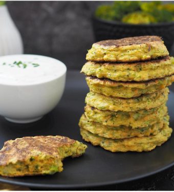 brokkoli-karotten-taler-mit-skyr-schnittlauch-dip