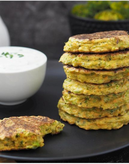 brokkoli-karotten-taler-mit-skyr-schnittlauch-dip