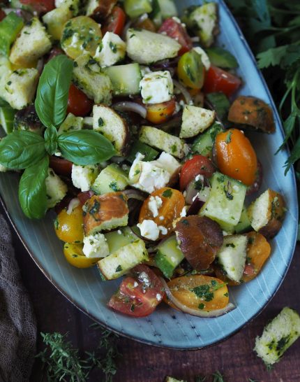 brotsalat-mit-laugenbroetchen