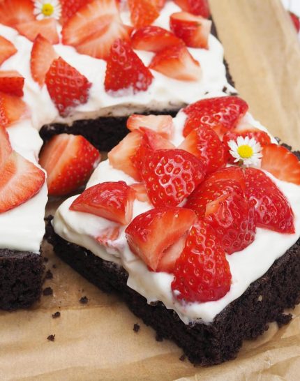 brownie-mit-mascarpone-kokosjoghurt-creme-und-erdbeeren