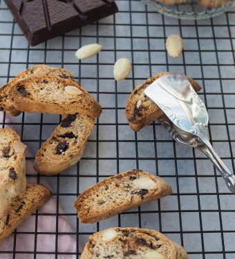 schoko-mandel-cantuccini-italienisches-mandelgebaeck-mychoco